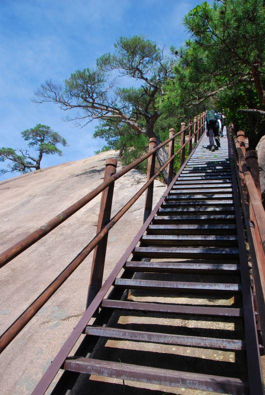 ▲ 북바위산 자락을 오르면서 만나는 북바위.ⓒ진경수 山 애호가