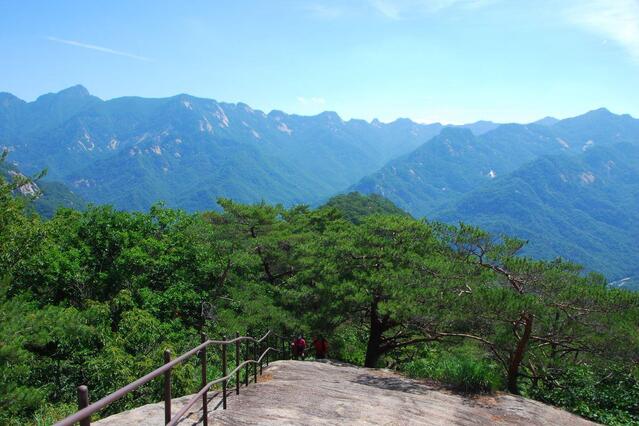 ▲ 두 번째 바위 슬랩에서 바라본 월악산 산등성.ⓒ진경수 山 애호가
