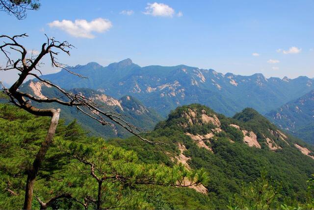 ▲ 북바위산을 오르는 계단에서 바라본 신선대와 월악산.ⓒ진경수 山 애호가
