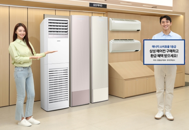 ▲ 삼성전자 모델이 삼성스토어 대치점에서 소상공인 대상 정책 모델 구매 시 최대 40% 환급 가능한 고효율 삼성 에어컨을 소개하고 있다. ⓒ삼성전자