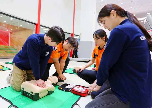 ▲ 5일 서울 강서구 티웨이항공 훈련센터에서 서울 소방재난본부 안전교육 소방관들이 티웨이항공 신입 객실승무원들에게 심폐소생술을 교육하고 있다. ⓒ티웨이항공