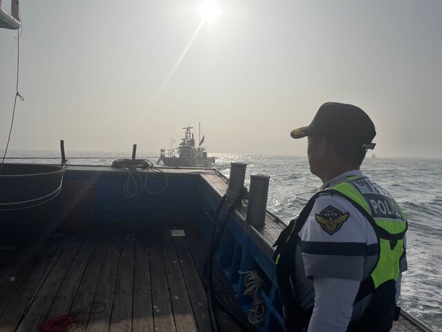 ▲ 태안해양경찰서 경찰관이 충남 태안군 가의도 인근 해상에서 표류 중인 어전을 항구로 예인하고 있다.ⓒ태안해양경찰서