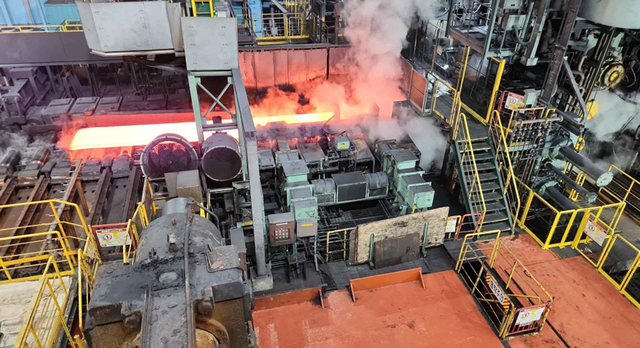 ▲ 포스코 광양제철소 3열연공장에서 슬래브가 생산되고 있다 ⓒ포스코
