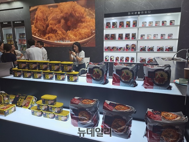 ▲ 하림 부스 전경. '챔'과 'The미식 비빔면'이 전면에 배치돼있다.ⓒ조현우 기자