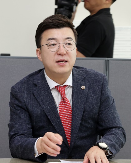 ▲ 충북도의회 이태훈 수석대변인이 공무국외출장 전면개편을 발표했다.ⓒ충북도의회