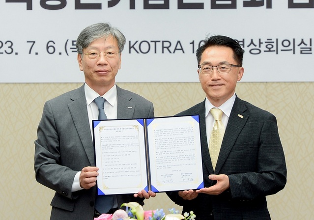 ▲ 기념 촬영하는 이호준 한국중견기업연합회 상근부회장(오른쪽)과 유정열 대한무역투자진흥공사 사장.ⓒ한국중견기업연합회