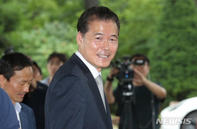 ▲ 김영호 통일부 장관 후보자가 지난 6월 30일 오전 인사청문회 준비 사무실이 마련된 서울 종로구 남북회담본부로 출근하고 있다. ⓒ뉴시스