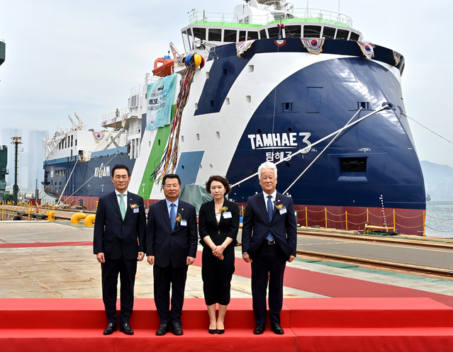 ▲ (왼쪽부터)유상철 HJ중공업 대표, 강경성 산업통상자원부 제2차관, 김윤미 지질자원연구원 선임연구원, 이평구 원장이 지질자원연구원 이평구 원장이 3D·4D 물리탐사연구선 진수명명식에서 기념촬영을 하고 있다. ⓒHJ중공업