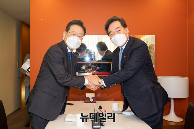 ▲ 이재명 더불어민주당 대선후보와 이낙연 전 민주당 대표가 대선 캠페인이 한창이던 2021년 12월23일 중구 달개비 식당에서 열린 오찬 회동에 앞서 인사를 나누고 있다. ⓒ뉴데일리DB