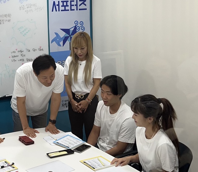 ▲ 오세훈 시장과 조수미 씨가 6일 용산 베르디움프렌즈 2층에 위치한 영플러스서울 회의실에서 청년들과 소통하고 있다. ⓒ유동선 인턴 기자