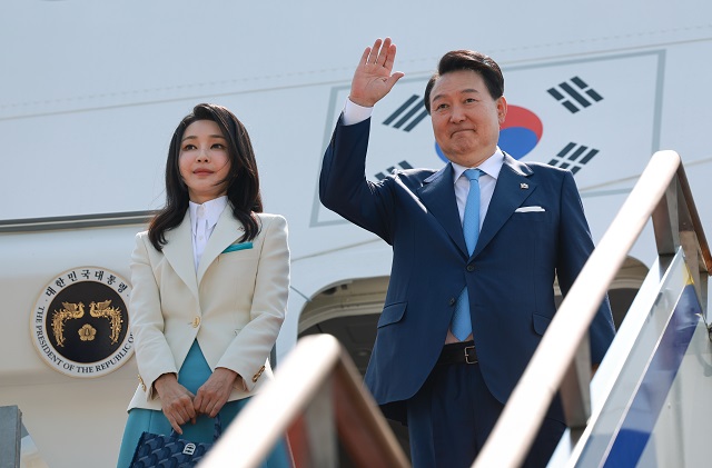 ▲ 프랑스·베트남 방문을 위해 윤석열 대통령과 김건희 여사가 지난 6월19일 성남 서울공항에서 출국하며 공군 1호기에 올라 손을 들어 인사하고 있다.ⓒ대통령실 제공