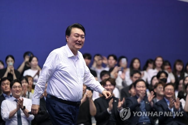 ▲ 윤석열 대통령이 6일 서울 서초구 플로팅아일랜드 컨벤션홀에서 열린 청년정책 점검회의에서 발언하기 위해 나서고 있다. ⓒ연합뉴스