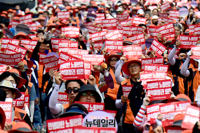 ▲ 전국민주노동조합총연맹(민주노총)은 6일 오후 서울 대한문 앞에서 집회를 열었다.ⓒ이종현 기자
