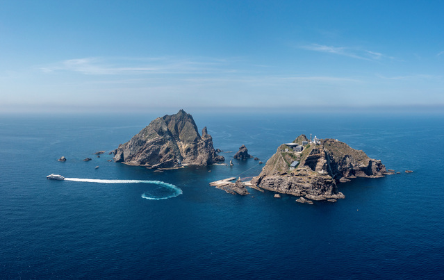 ▲ 경북도는 휴양과 체험을 중시하는 여행 추세에 맞춰 저밀도·청정 관광지인 울릉도를 관광과 K-컬처가 융합된 매력적인 섬으로 특화될 수 있도록 육성해 나갈 계획이다. 사진은 독도.ⓒ경북도