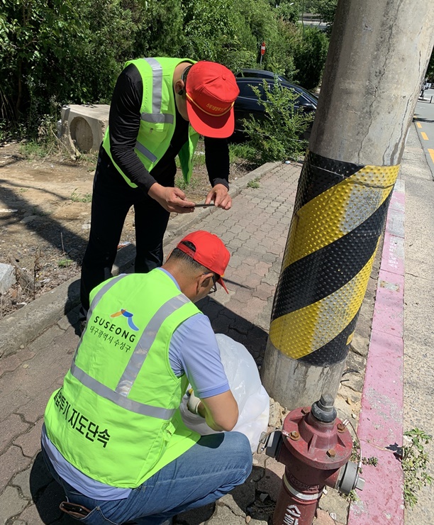 ▲ 대구 수성구(구청장 김대권)는 지난 4월부터 쓰레기 불법투기 단속 전담 시간선택 임기제 공무원을 채용해 불법투기 단속 활동을 펼치고 있다.ⓒ수성구
