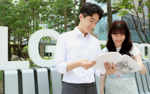 ▲ LG이노텍 직원들이 최근 발간된 '2022-2023 지속가능성보고서'를 살펴보고 있다. ⓒLG이노텍