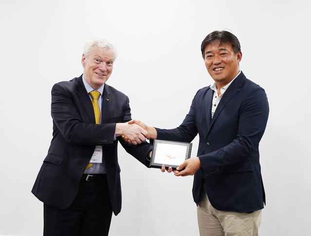 ▲ (왼쪽부터)파드라익 켈러 ICAO 항행위원장이 김형이 티웨이항공 경영본부장에게 티웨이항공 훈련센터를 방문, 감사패를 수여하고 있다. ⓒ티웨이항공