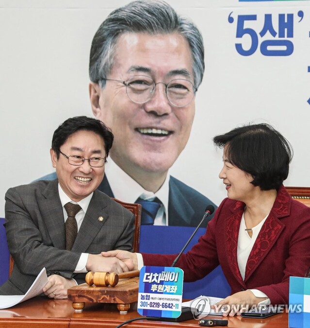 ▲ 지난 2017년 12월 당시 국회에서 열린 더불어민주당 최고위원회의 당시 악수하는 추미애 대표(오른쪽)와 박범계 최고위원. ⓒ연합뉴스