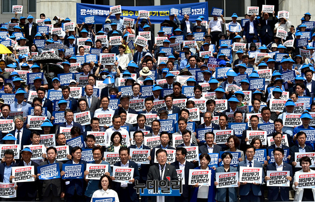 ▲ 이재명 더불어민주당 대표가 7일 오전 국회 본청 앞 계단에서 열린 '윤석열 정권 오염수 투기 반대 촉구 결의대회'에서 개회사를 하고 있다. ⓒ이종현 기자