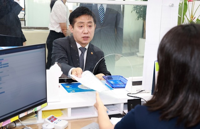 ▲ 김주현 금융위원장이 7일 서울 종로구 사직동 새마을금고 본점을 방문해 예금하고 있다.ⓒ금융위원회