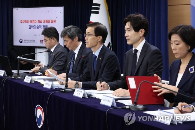 ▲ 방문규 국무조정실장(왼쪽)이 7일 오전 서울 종로구 정부서울청사에서 일본 후쿠시마 원전 오염수 방류와 관련해 우리 정부의 입장을 발표하고 있다. ⓒ연합뉴스