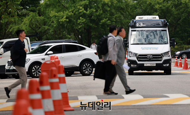 ▲ 경로상에 보행자와 다른 차량을 인식해 자율주행을 이어가는 모습 ⓒ뉴데일리