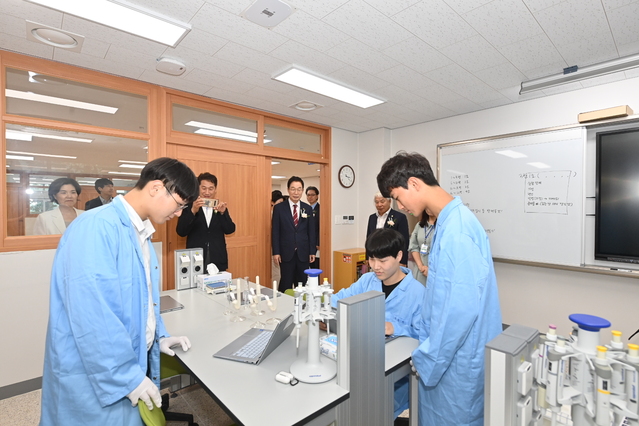 ▲ 신축 이전한 경북과학고등학교를 둘러보는 임종식 교육감.ⓒ경북교육청