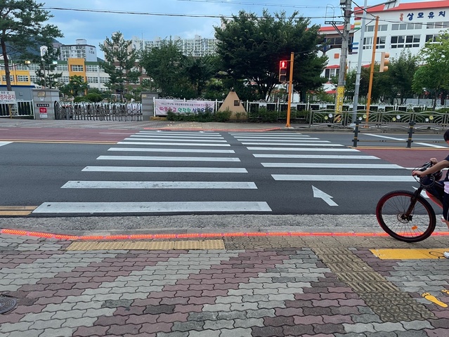 ▲ 구미시는 어린이보호구역 내 횡단보도 보행자 교통사고 예방을 위해 인덕초·선주초·상모초·원호초·왕산초 등 5개소에 LED 바닥형 보행신호등을 설치했다.ⓒ구미시