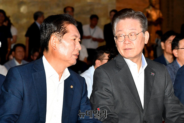 ▲ 이재명 더불어민주당 대표와 정청래 최고위원이 7일 오전 국회 로텐더홀에서 열린 최고위원회의에서 대화를 나누고 있다. ⓒ이종현 기자