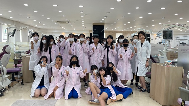 ▲ 포항대학교 치위생과는 지난 4일 포항여자중학교 1학년 20명을 대상으로 자유학기제 치과위생사 진로체험 프로그램을 실시했다.ⓒ포항대