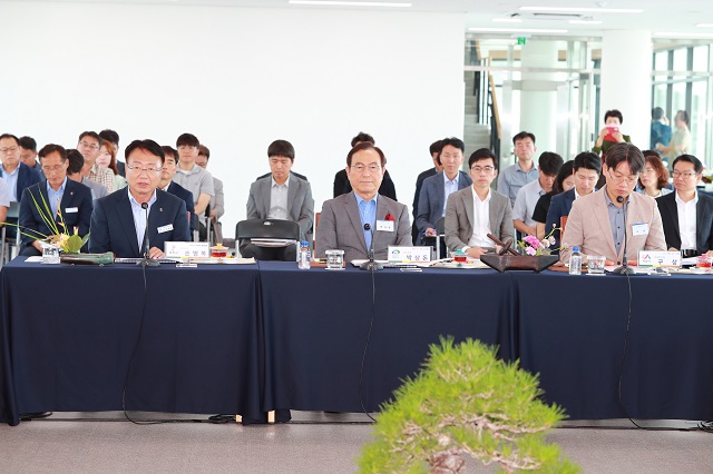 ▲ 울진군은 지난 6일 후포마리나항 클럽하우스에서 서산~울진의 13개 시·군 단체장들과 중부권 동서횡단철도 건설사업 제8회 시장·군수 협력체 회의를 가졌다.ⓒ울진군