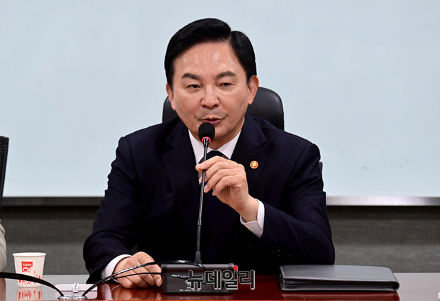 ▲ 원희룡 국토교통부장관이 6일 국회 의원회관에서 열린 서울·양평 고속도로에 대한 가짜뉴스 관련 논의를 위한 실무 당정협의회에서 모두발언을 하고 있다. ⓒ이종현 기자