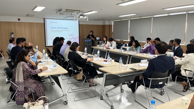 ▲ 이달 5일 국제노동기구(ILO) 관계자와 인도 섬유부, 중기부, 노동부의 고위공무원, 지방정부 관계자, 인도섬유산업연합회 그리고 기업 CEO 등 20명 이상의 대표단이 경북테크노파크(원장 하인성) 첨단메디컬융합섬유센터를 다녀갔다.ⓒ경북테크노파크
