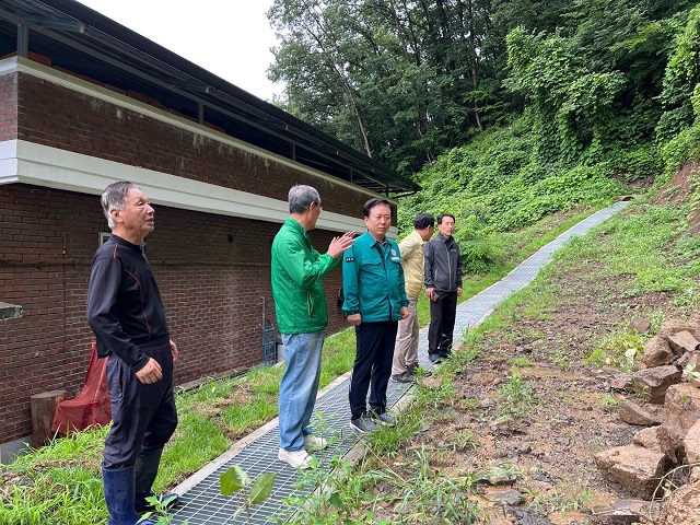 ▲ 권기창 시장은 김호석 안동시의회 의원과 용상동 마을주차장 옹벽 전도 현장을 찾아 추가 피해를 막기 위한 보완책을 논의하고 있다.ⓒ안동시