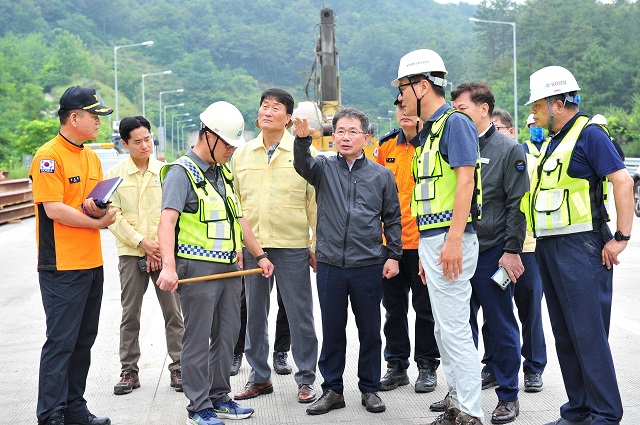 ▲ 김진열 군위군수는 지난 7일 효령면 불로리 불로터널(하행선) 인근에서 발생한 산사태 복구 현장을 방문해 상주영천고속도로 관계자를 격려하고 있다.ⓒ군위군