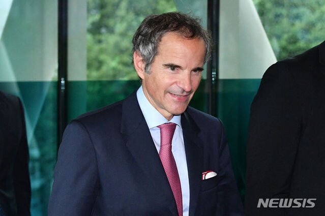 ▲ 라파엘 그로시 국제원자력기구(IAEA) 사무총장이 8일 오후 서울 종로구 외교부 청사에서 박진 외교부 장관과 면담을 마치고 이동하고 있다. ⓒ뉴시스(사진=공동취재사진)