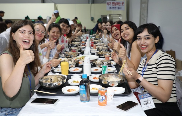 ▲ 7~9일 충남 금산세계인산엑스포광장에서 열린 제3회 금산삼계탕축제에서 외국인 여성들의 삼계탕 맛이 최고임을 강조하고 있다.ⓒ금산군