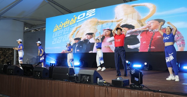 ▲ 박범인 금산군수가 지난 8일 제3회 금산삼계탕축제 개막식에서 젊은 여성들과 율동을 하고 있다.ⓒ금산군