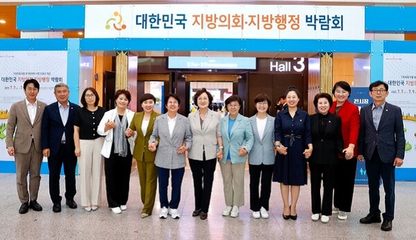 ▲ 대전 서구의회 의원들이  지난 7일 대전컨벤션센터에서 개최된 '2023 대한민국 지방의회·지방행정 박람회' 참관했다.ⓒ대전서구의회