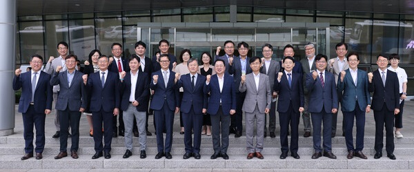 ▲ 이장우 대전시장이 지난 7일 국방과학연구소를 방문한 가운데 연구소 관계자들과 기념촬영을 하고 있다.ⓒ대전시