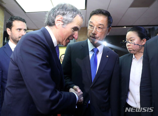 ▲ 위성곤 더불어민주당 후쿠시마 원전오염수 해양투기저지 대책위원회 위원장이 9일 오전 서울 여의도 국회에서 라파엘 그로시 IAEA 사무총장과 면담하기 전 인사하고 있다. ⓒ뉴시스