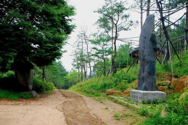 ▲ 하늘재의 계립령 유허비(좌)와 표지석 및 산신각(우).ⓒ진경수 山 애호가