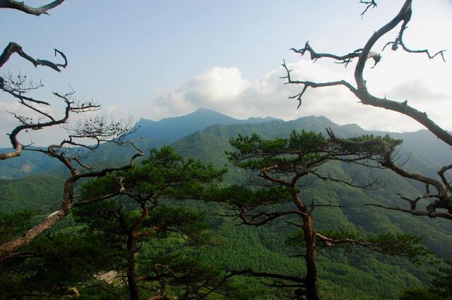 ▲ 암릉 길을 하행하면서 바라본 탄항산과 주흘산.ⓒ진경수 山 애호가