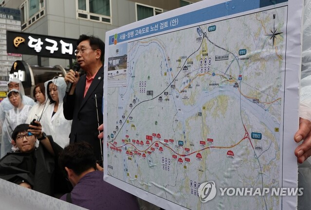 ▲ 전진선 양평군수와 국민의힘 소속 경기도의원·군의원들이 9일 오전 서울 여의도 더불어민주당 중앙당사를 방문해 원희룡 국토교통부 장관이 '백지화'를 선언한 서울-양평 고속도로 사업 관련 양평군의 입장을 밝히고 있다. ⓒ연합뉴스