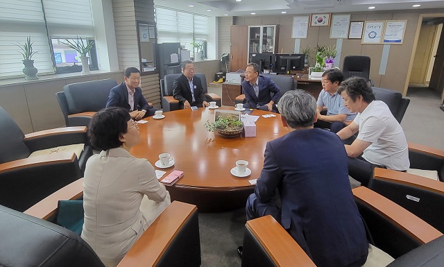 ▲ 지난 4일 농어촌공사 경주지사를 방문해 협력방안을 논의하고 있다.ⓒ경주시