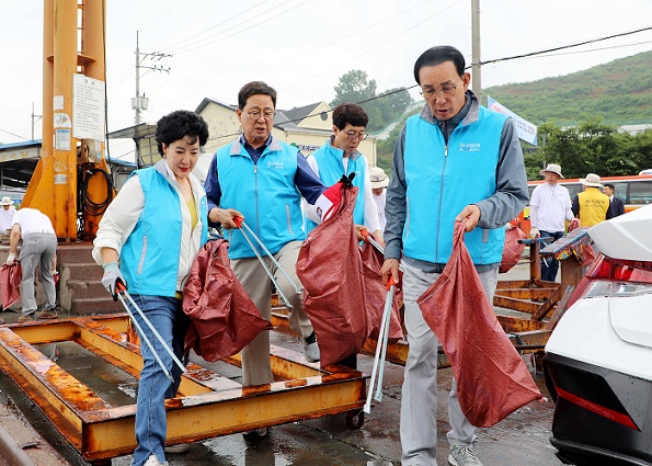 ▲ 해안가 환경정화 플로깅 캠페인.ⓒ수협은행