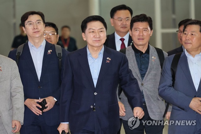 ▲ 김기현 국민의힘 대표가 10일 인천국제공항에서 미국으로 출국하고 있다.ⓒ연합뉴스