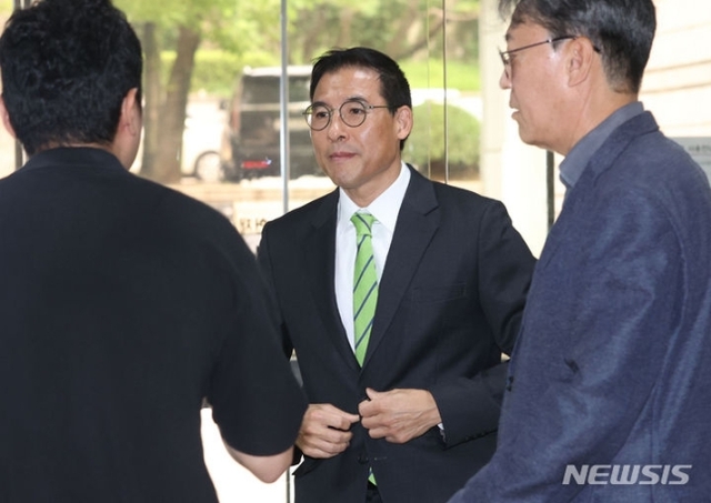 ▲ 강요미수 혐의를 받는 조현문 전 효성 부사장이 10일 2차 공판을 하기 위해 서울중앙지방법원으로 출석하고 있다. ⓒ뉴시스