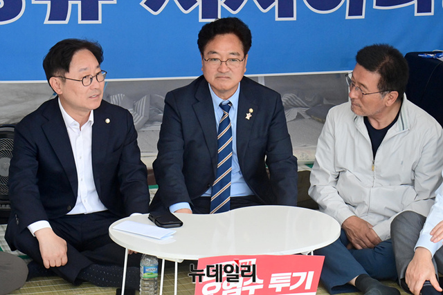 ▲ 우원식·윤재갑 더불어민주당 의원이 지난달 26일 오전 국회 본관 앞에서 일본 후쿠시마 원전 오염수 해양 방류 저지를 위한 무기한 단식농성을 하고 있다.ⓒ이종현 기자