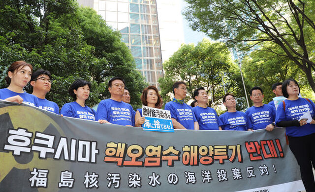 ▲ 후쿠시마 핵오염수 해양투기 저지 국회의원단이 10일 일본 도쿄 NRA 일본 원자력규제위원회를 항의 방문하고 있다. 맨 오른쪽 윤미향 무소속 의원. (사진=후쿠시마 핵오염수 해양투기 저지 국회의원단 제공) ⓒ연합뉴스